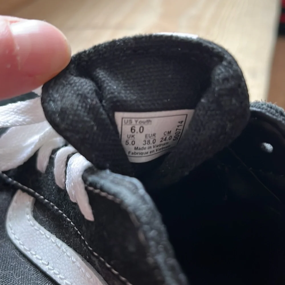 VANS - Picture 4 of 4